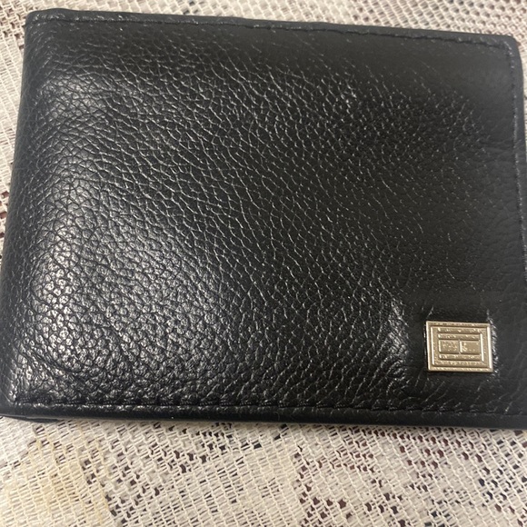 Tommy Hilfiger black leather wallet - Picture 1 of 5